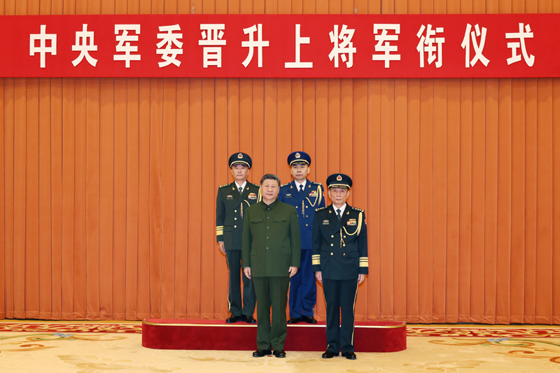 中央军委举行晋升上将军衔仪式
习近平颁发命令状并向晋衔的军官表示祝贺「相关图片」
